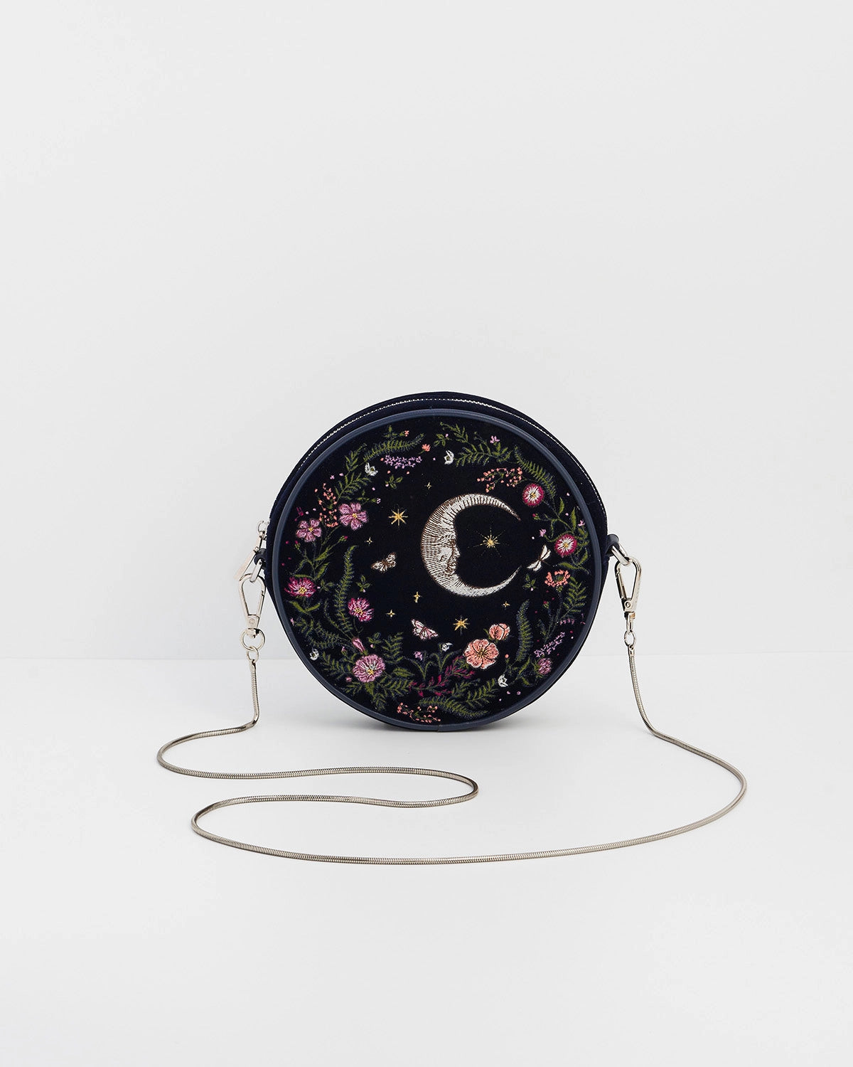 Front of purse with chain against a white background.