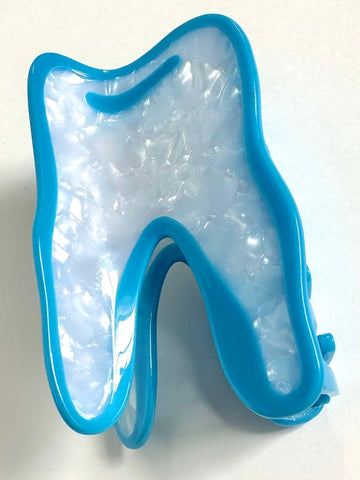 Front view of hair claw that has a shimmy white tooth, and a light blue edge