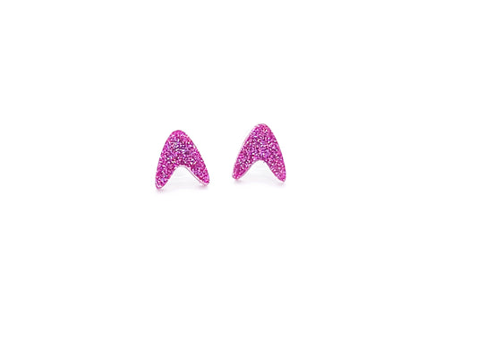 A 1950s boomerang in pink holographic glitter in stud earrings