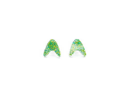 A 1950s boomerang in green glitter in stud earrings